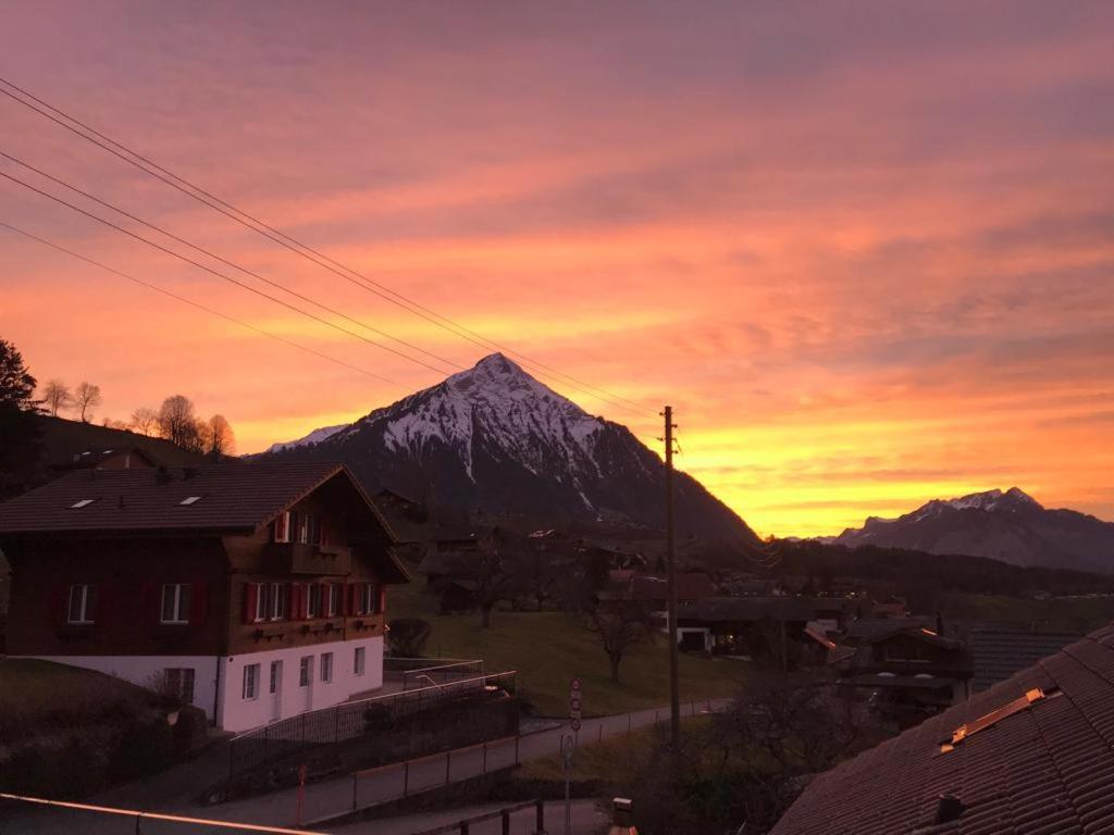Moderne Unterkunft Mit Panoramablick Auf Thunersee Krattigen Esterno foto